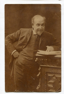 Mężczyzna z książką - elegancki pan stara poczt&oacute;wka