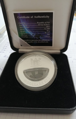 Srebrna moneta z meteorytem.