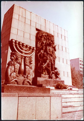Warszawa - pomnik Bohater&oacute;w Getta (2)