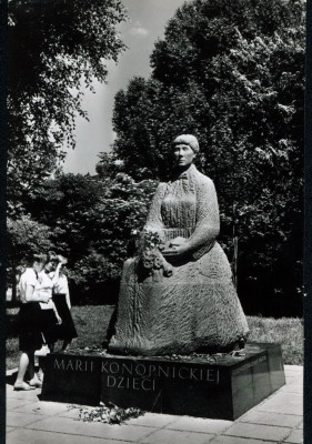 Warszawa - pomnik Marii Konopnickiej
