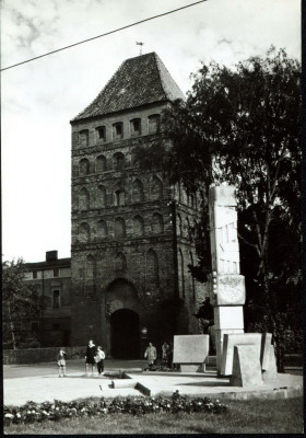 Chojnice - pomnik ku czci poległych nauczycieli (1)